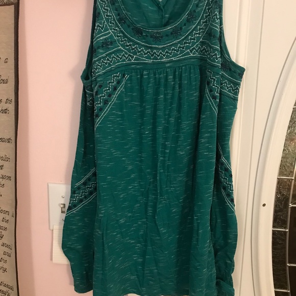 Women’s tops.       #LL - Picture 5 of 7